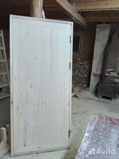 Дверь входная деревянная