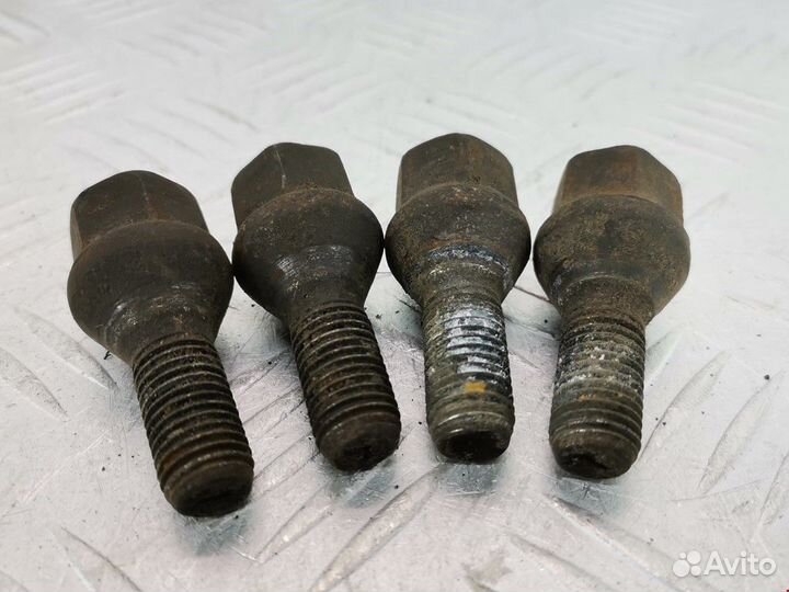 Болт Renault Clio 2 рест. 2003 701601139B