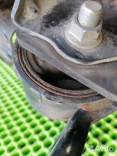 Кронштейн коробки Митсубиси Оутлендер 2