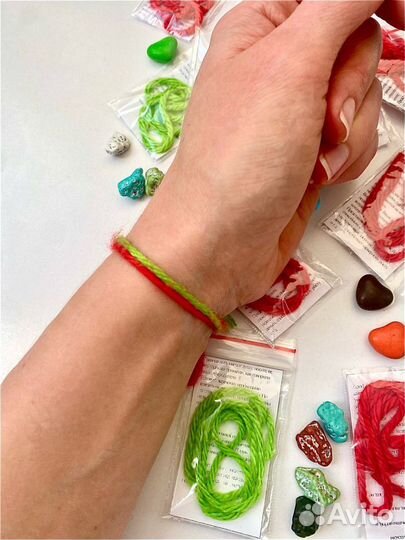 Красная и зеленая нить на запястье