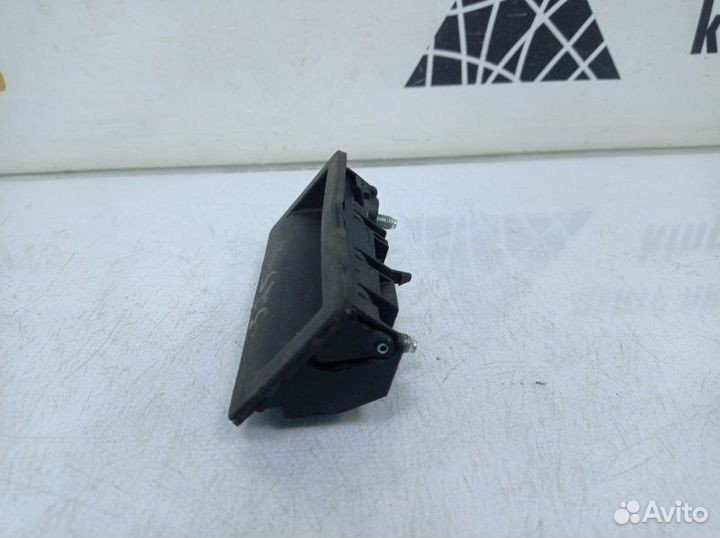 Кнопка открывания багажника Volkswagen Tiguan 1