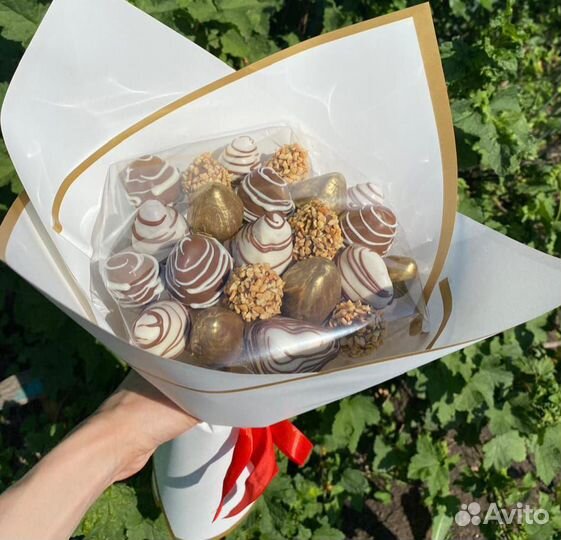 Клубника в шоколаде с цветами