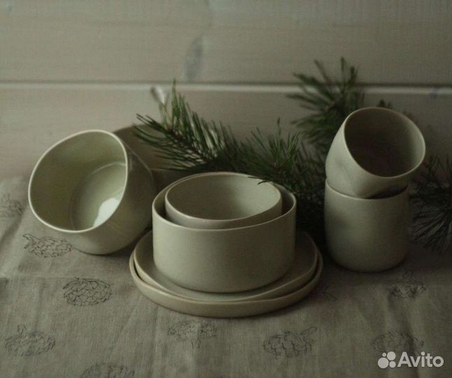 Керамическая посуда из мятой серий с веснушками