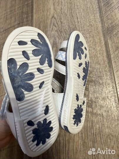 Сандалии новые