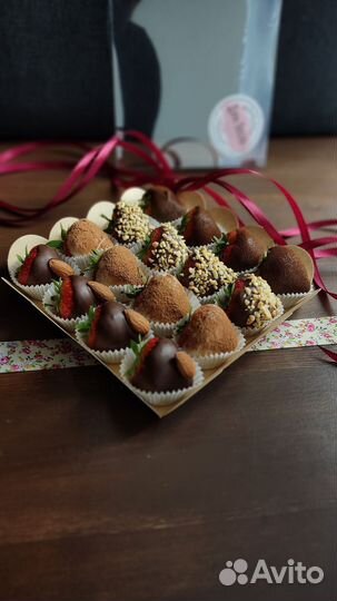 Молочный шоколад, орехи, клубника