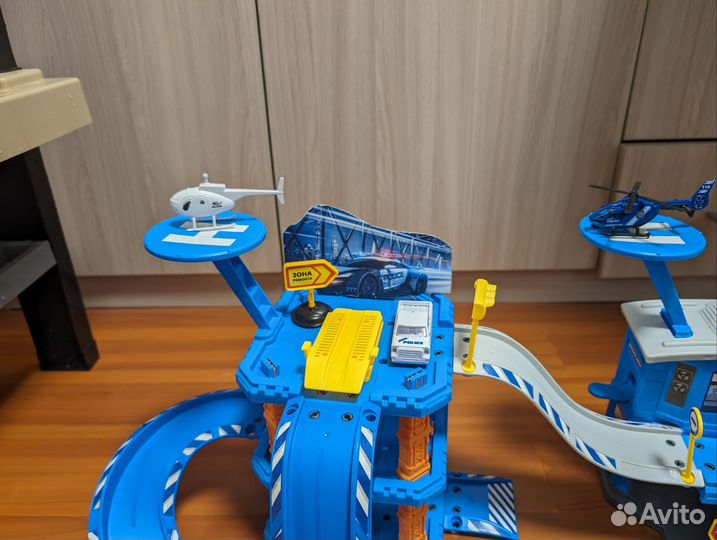 Полицейский участок огромный