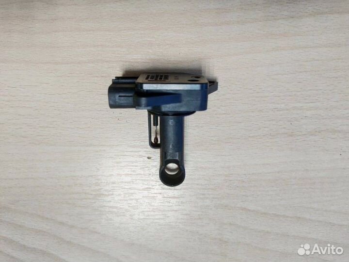 Расходомер воздуха Toyota Corolla седан 1.8