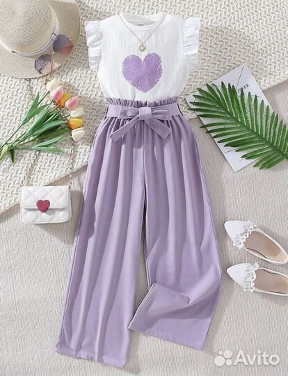 Футболка с оборками и брюки