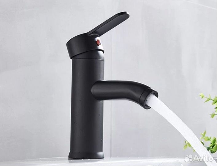 Смеситель черный круглый на раковину умывальник