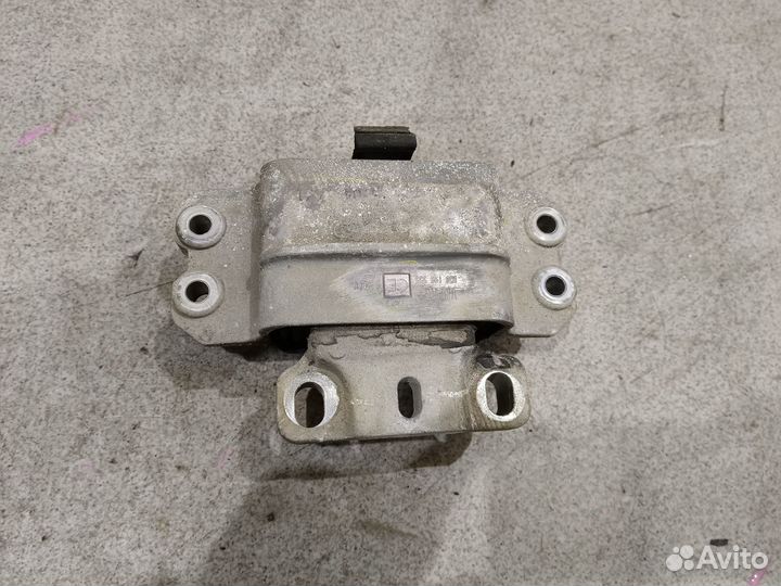 Опора двигателя левая для 1.6 Volkswagen Jetta 6