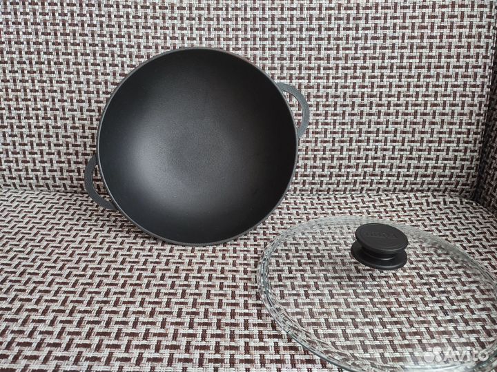 Чугунная сковорода с крышкой