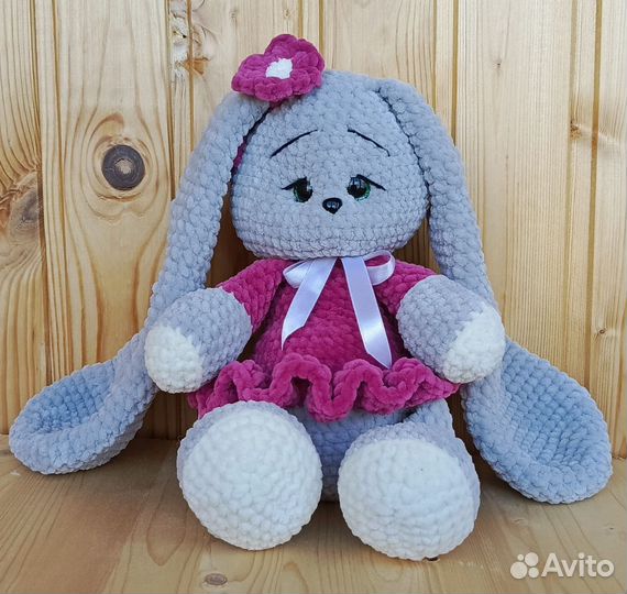 Большой плюшевый заяц