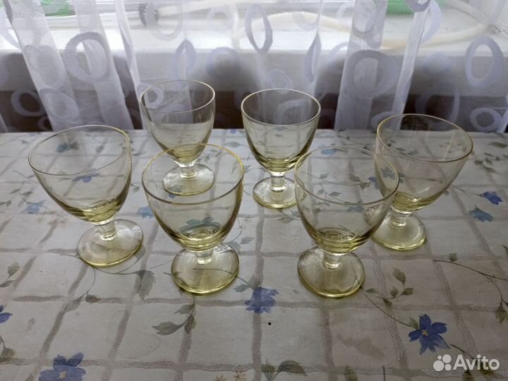 Цветное стекло: рюмки, варенница, салатник, цветы