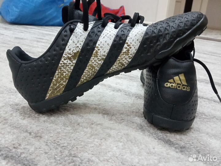 Футбольные бутсы adidas