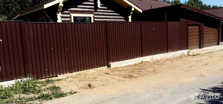 Забор из металлического штакетника в ло