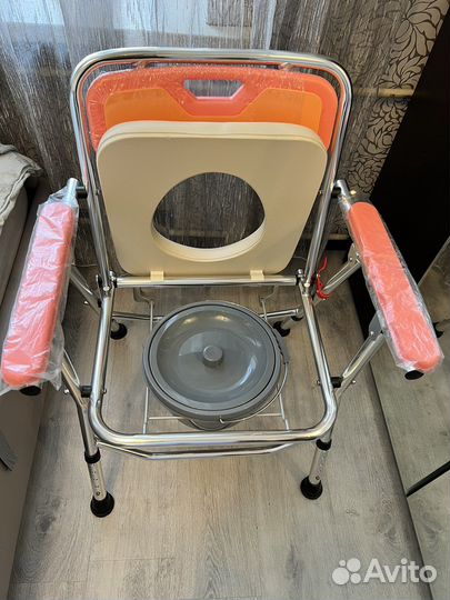 Кресло-туалет с санитарным оснащением