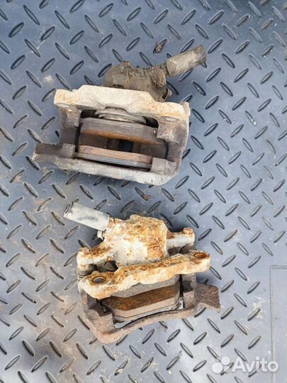 Суппорт тормозной передний Renault Laguna 1