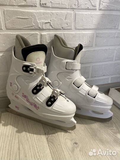 Продам 2 пары коньков мужские и женские