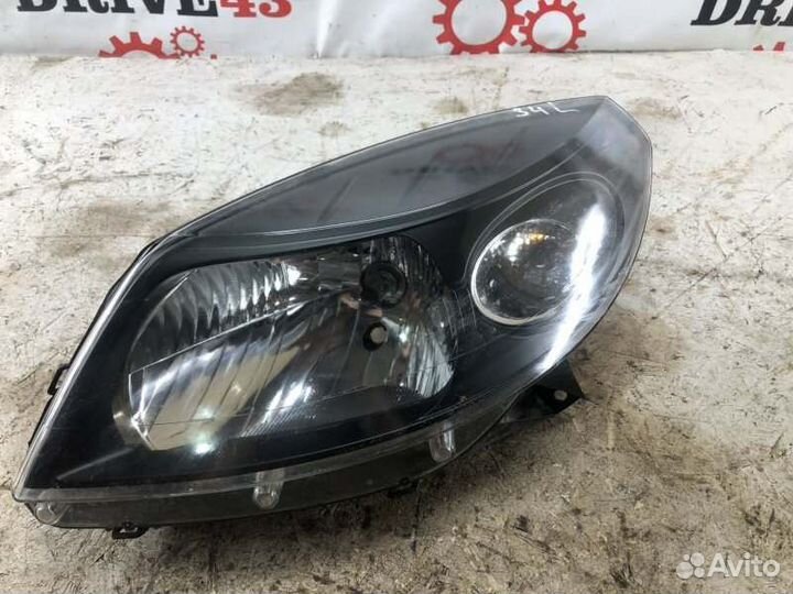 Фара передняя левая Renault Sandero хетчбек 1390