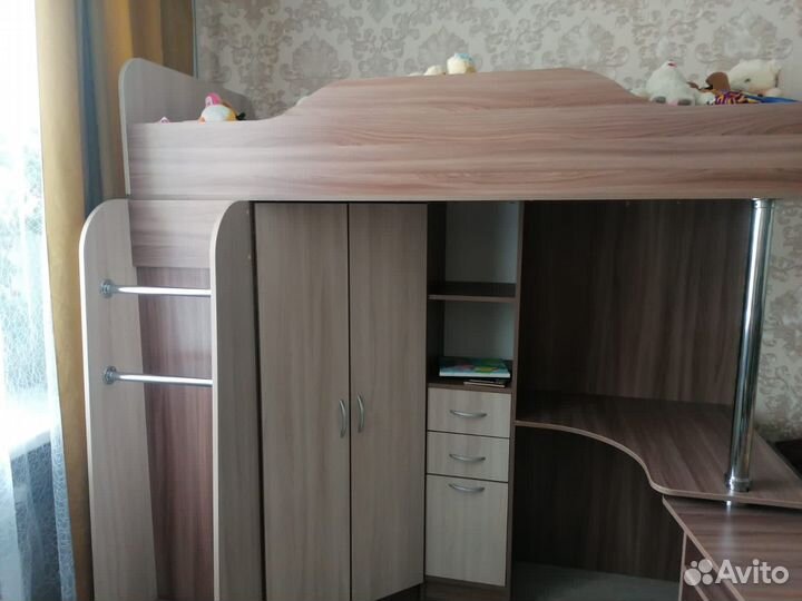 Детская кровать чердак со столом и шкафом