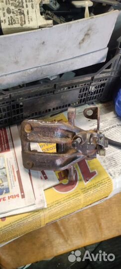 Суппорт задний левый Ауди А6 C4