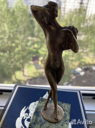 Бронзовая статуэтка Девушка