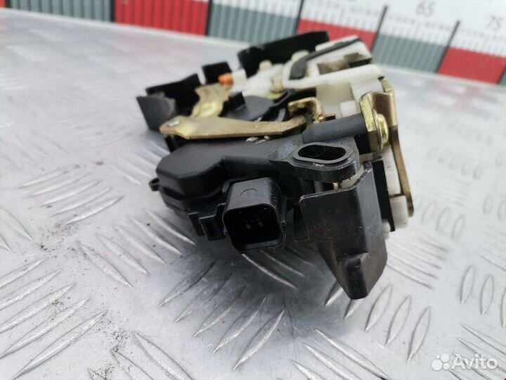 Замок двери передней правой Mitsubishi Colt 6