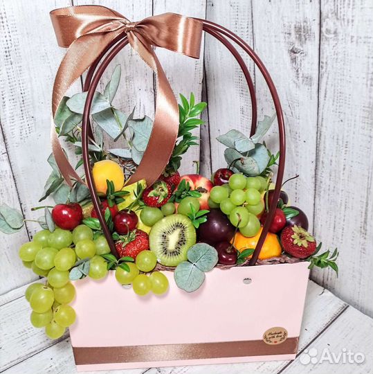 Букет из фруктов, клубники в шоколаде и пр