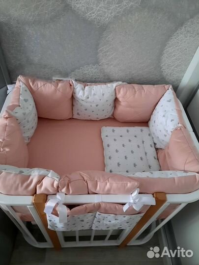 Детская кроватка с маятником