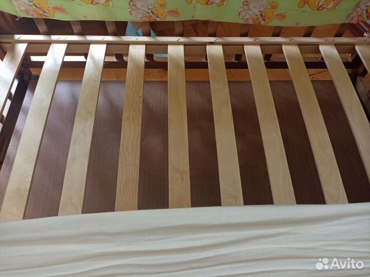 Детская кроватка с маятником и ящиком