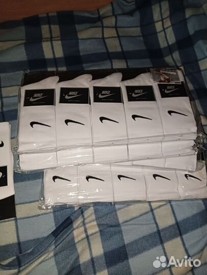 Пачка белых высоких носков Найк