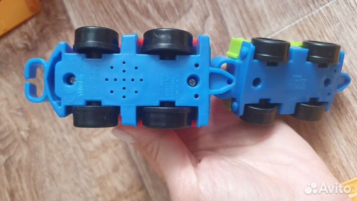 Слон Hasbro и железная дорога Fisher-Price