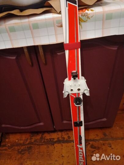 Лыжные ботинки и лыжи