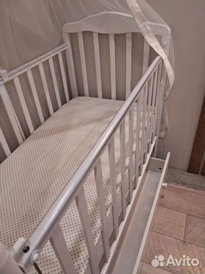 Детская кроватка с маятником и ящиком