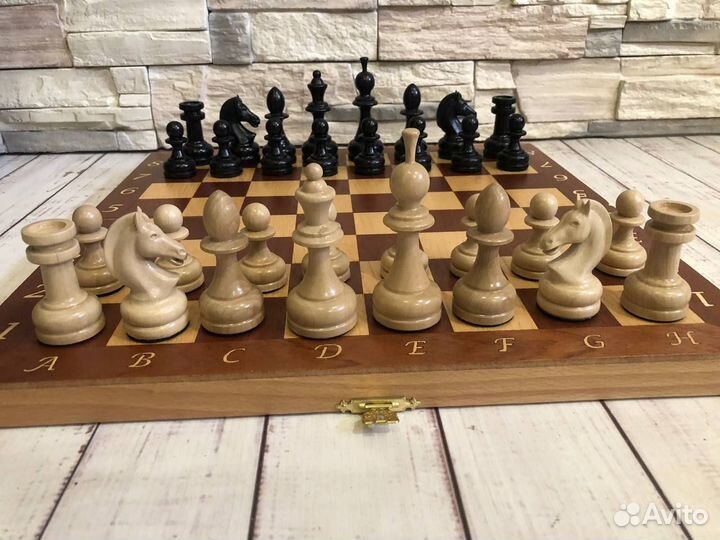 Шахматы (шпон) с резными фигурами (бук), 40*40