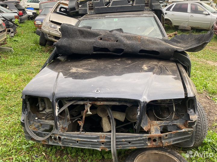 Капот на mercedes 124