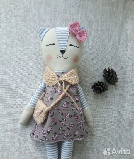 Кошка Milana. Игрушка ручной работы с одеждой