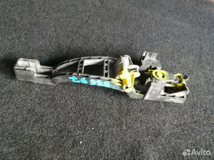 Кронштейн ручки передней правой Ford Focus 2