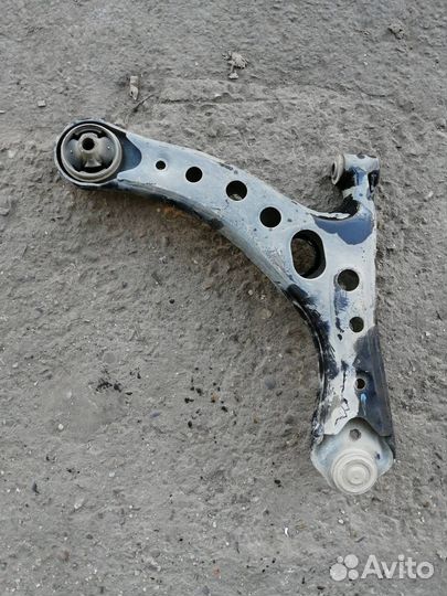 Рычаг передний левый нижний Toyota Voxy AZR60G