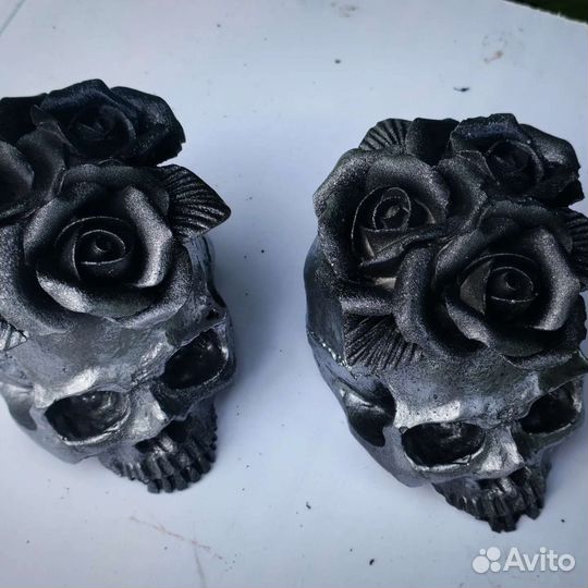Серебряный череп с розами