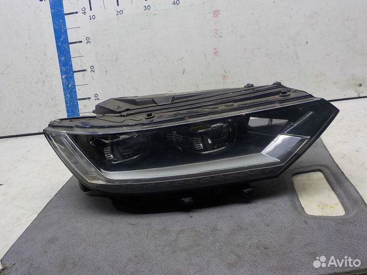 Фара правая Volkswagen Passat