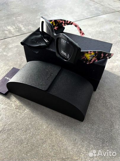 Солнцезащитные очки prada