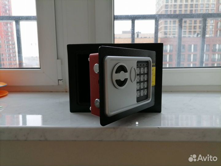 Сейф металлический новый