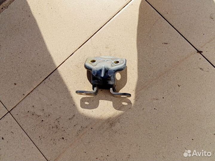 Петля двери задняя левая верхняя Hyundai Accent