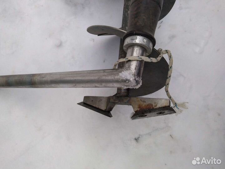 Ледобур и сани для зимней рыбалки