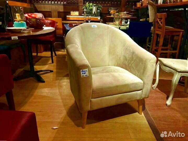 Кресло из велюра на ножках