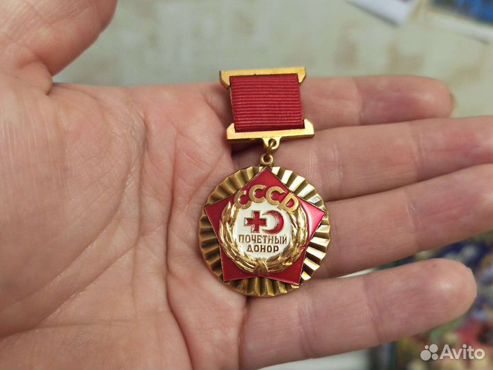 Тяжёлый знак Почётный донор на заколке СССР