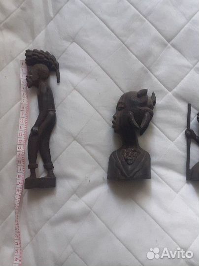 Фигурки из ценного дерева и камня
