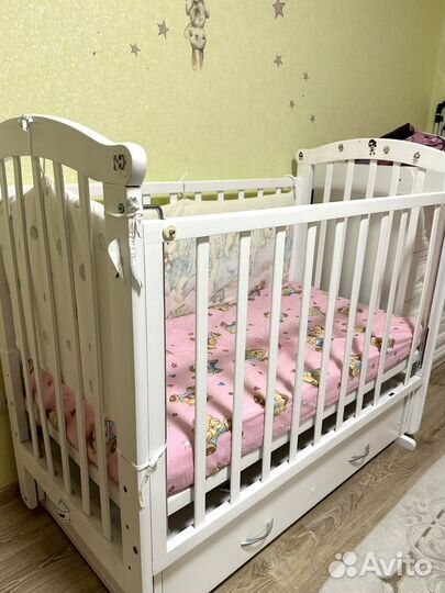 Детская кроватка с маятником белая