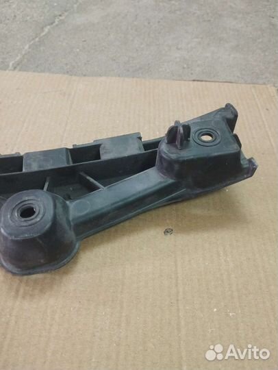Кронштейн переднего бампера Logan 622233582R
